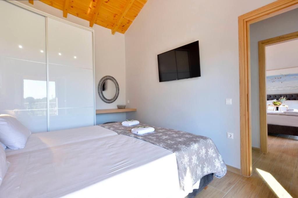 Bedroom with two single beds and a wall-mounted TV